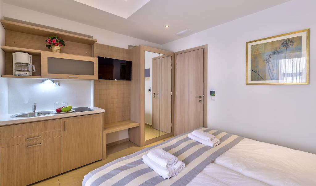 Leonidas Hotel & Apartments 38/63