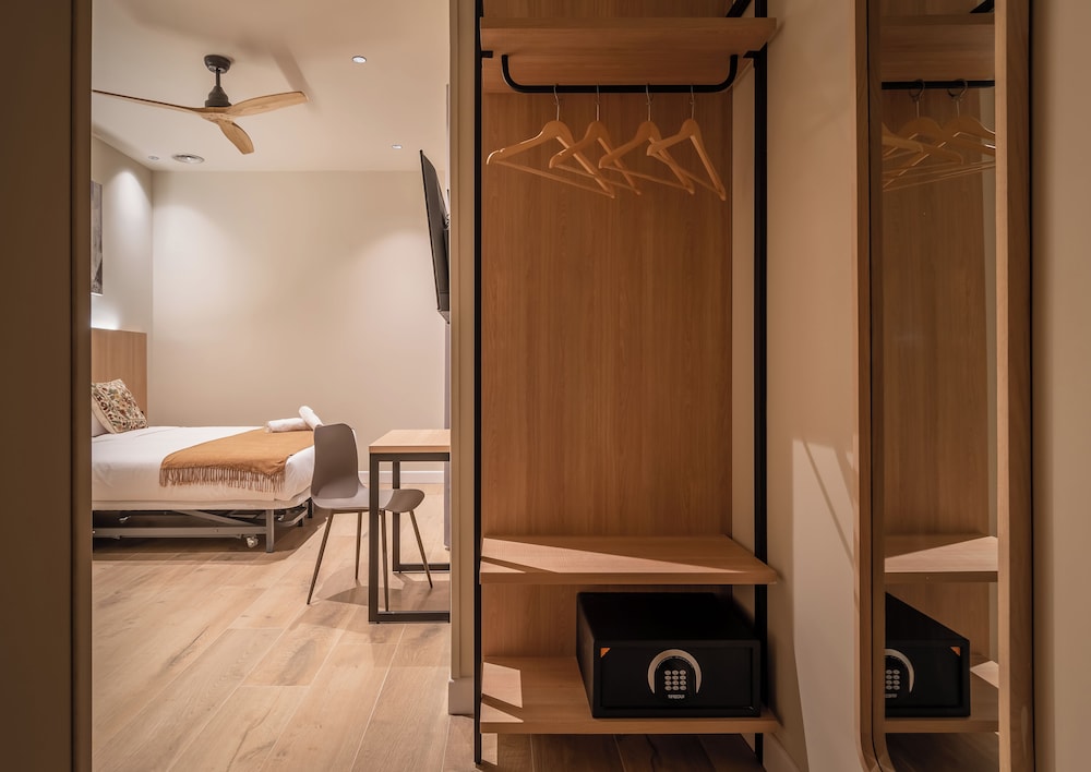 Aerohotel Barcelona Airport 24h 32/32