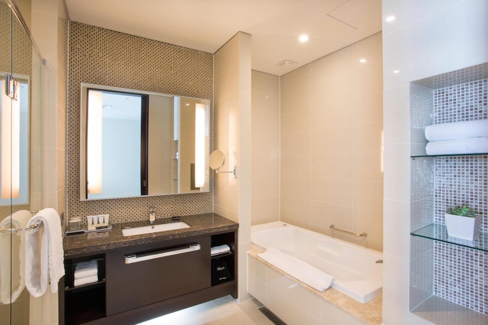 Isquare Hotel 49/50