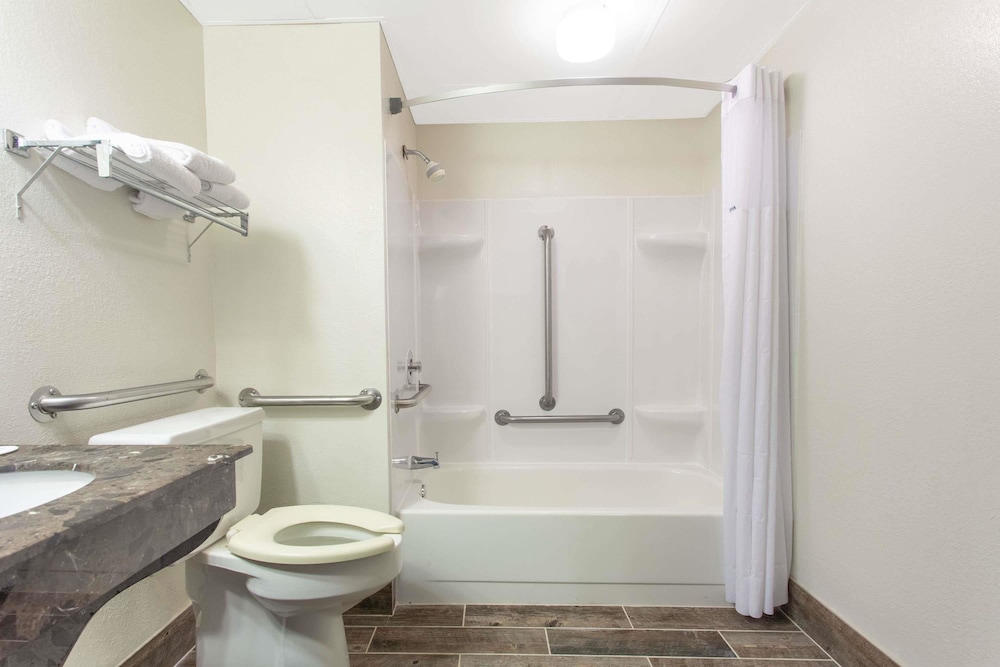 Days Inn by Wyndham Fond du Lac 13/27