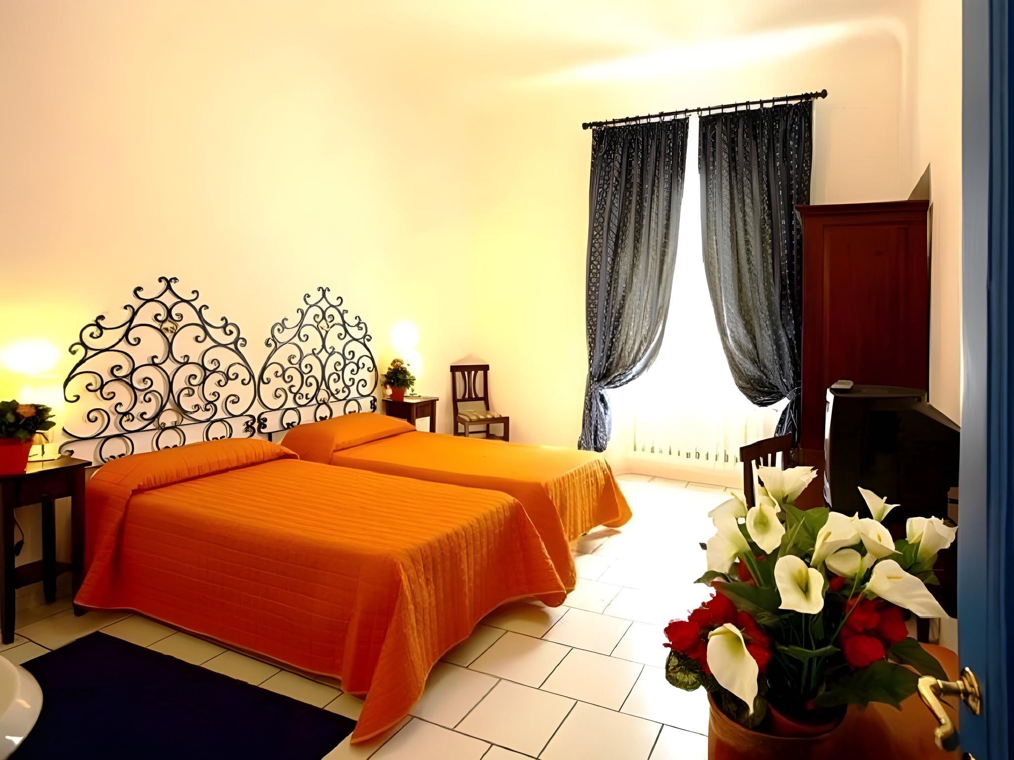TWIN ROOM