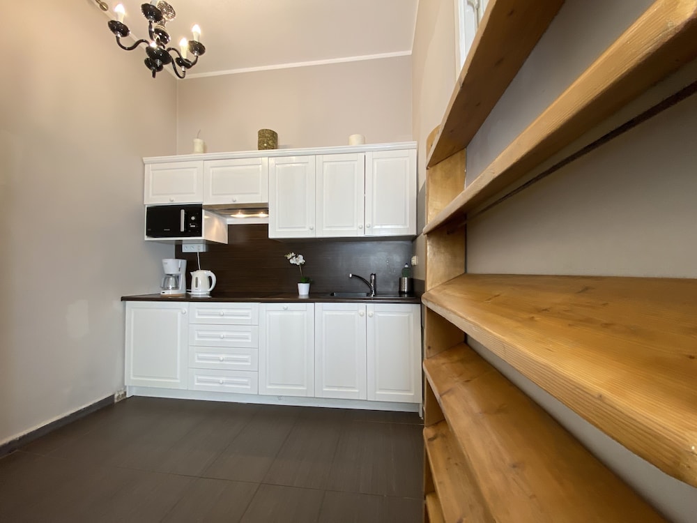 P&J Apartments 5/50
