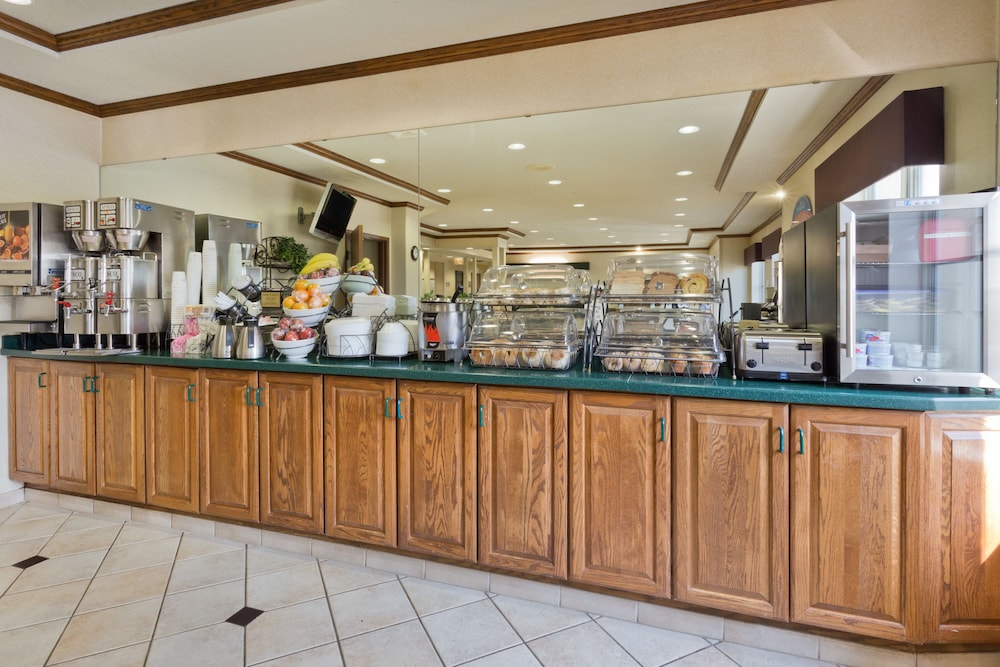 Baymont by Wyndham Rockford 3/36