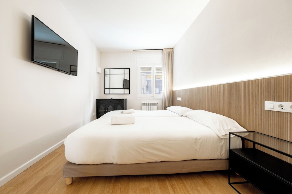 3 Bedrooms, Apartment, 1 Double and 4 Single Beds, 2 Bathrooms