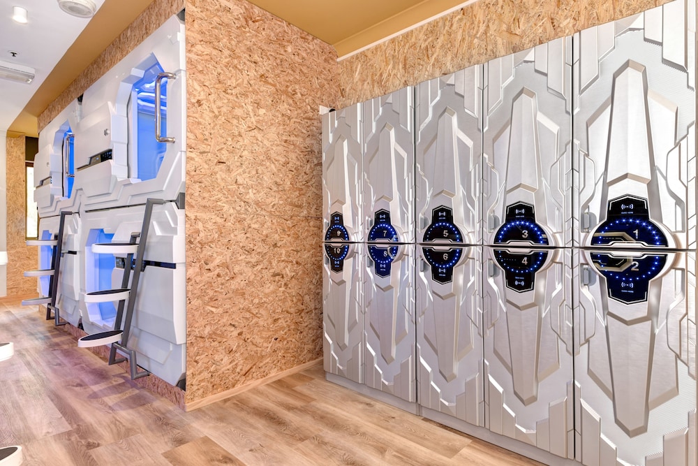 Space Q Capsule Hotel 19/32