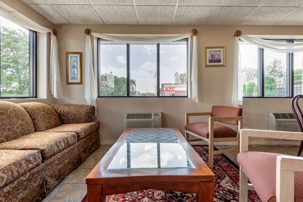Econo Lodge Dewitt I-90 25/33