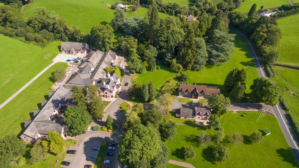 Cwrt Bleddyn Hotel & Spa 39/42