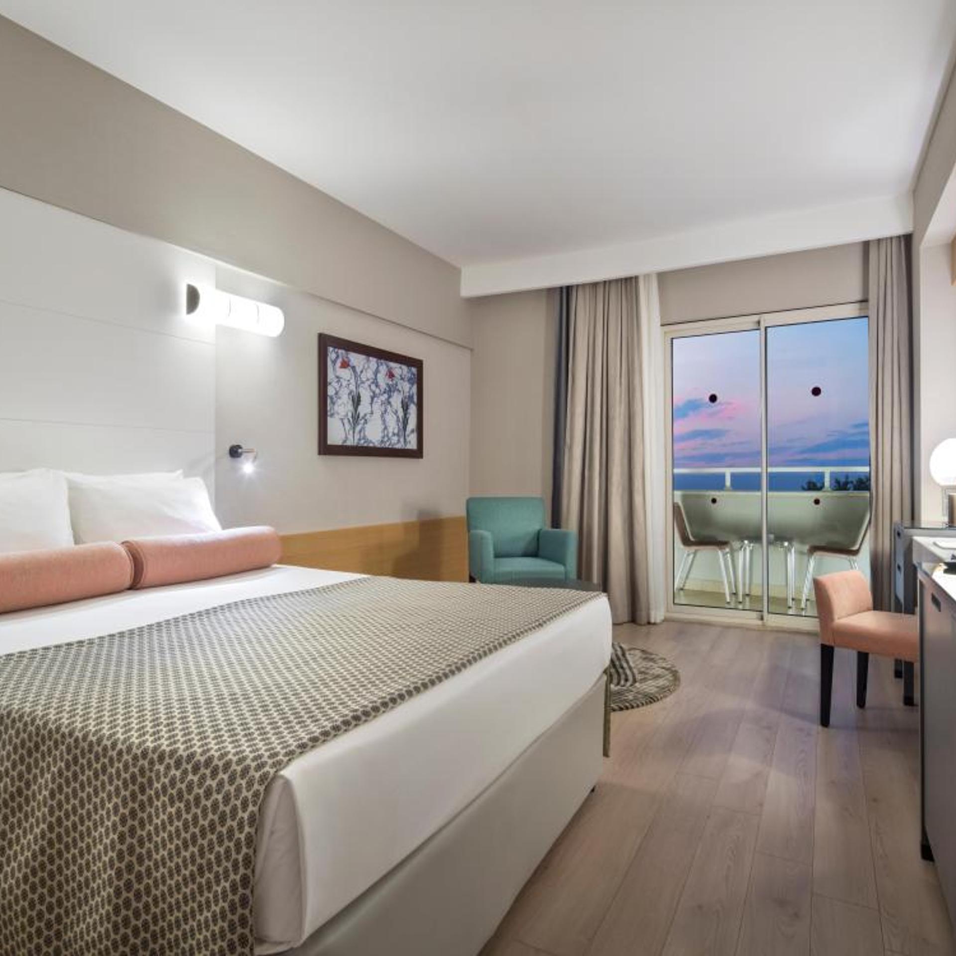 Standard, Double or Twin Bed, Lateral Side Sea View
