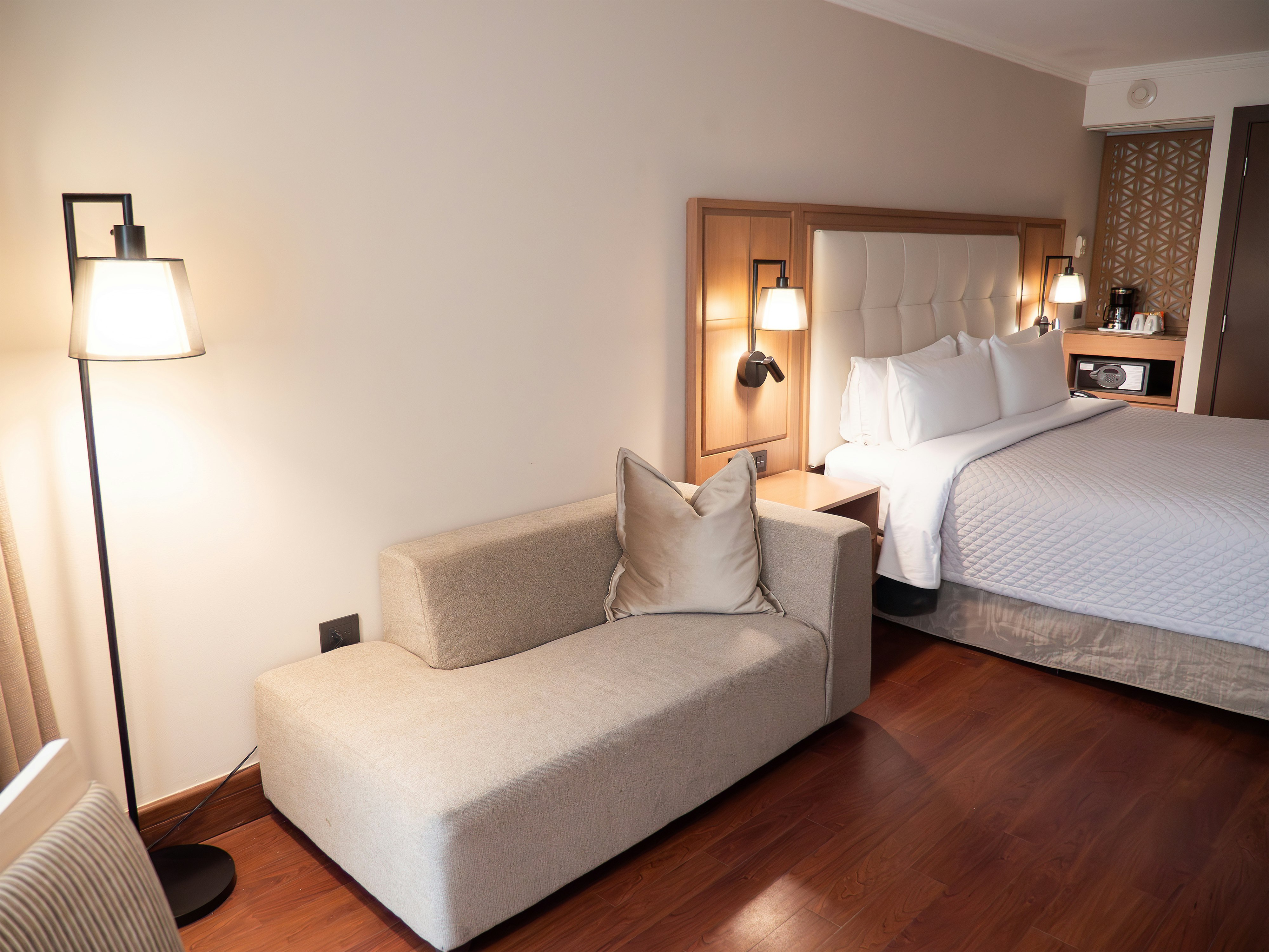 ROOM, KING BED, ACCESSIBLE
