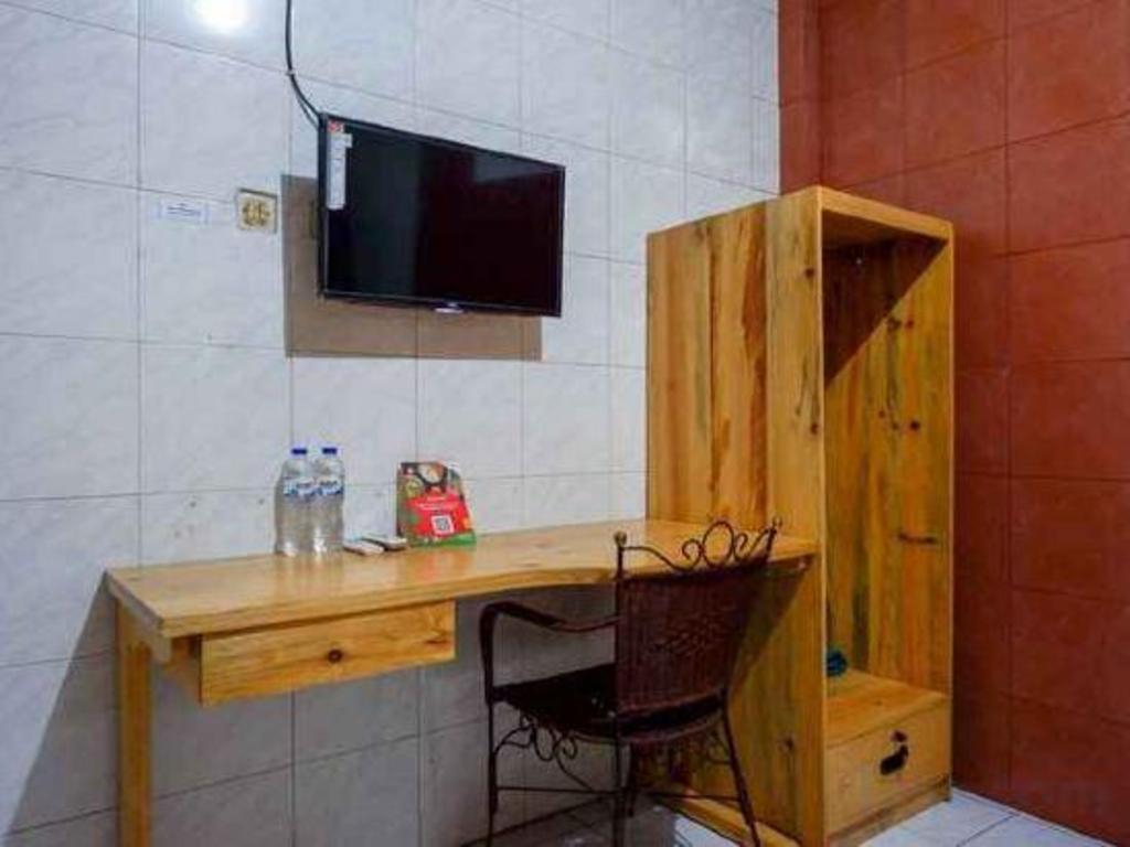 Reddoorz Plus Near Alun Alun Selatan 35/42