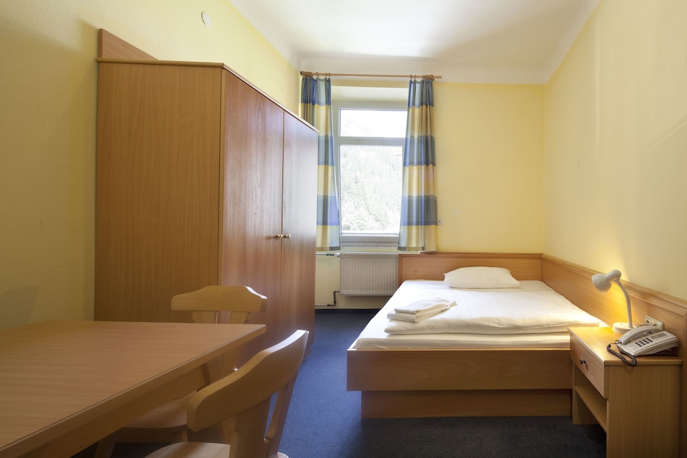 Euro Youth Hotel & Krone 19/66