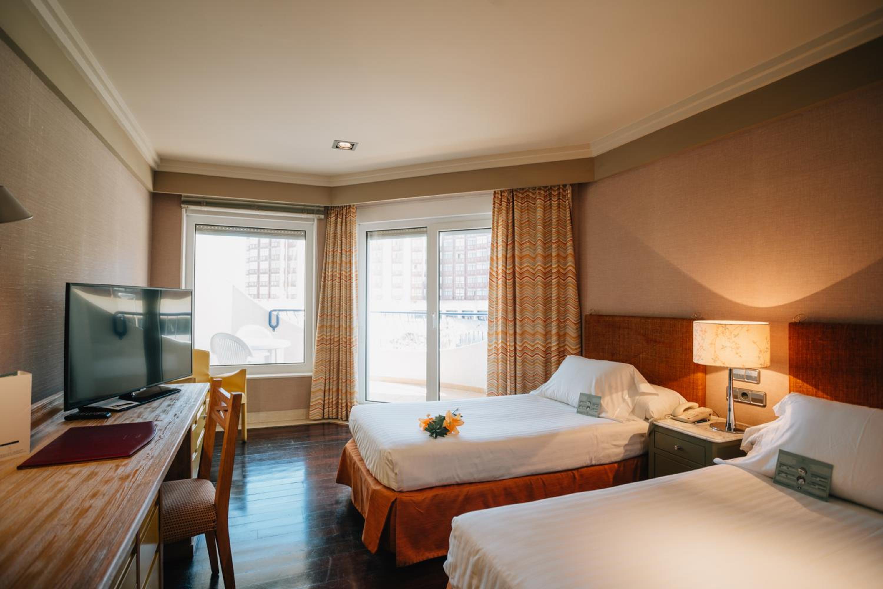 Classic, Double or Twin Bed, with Extra Bed, Side Sea View، Playa Victoria 4/10