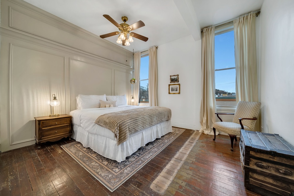 ROOM, KING BED