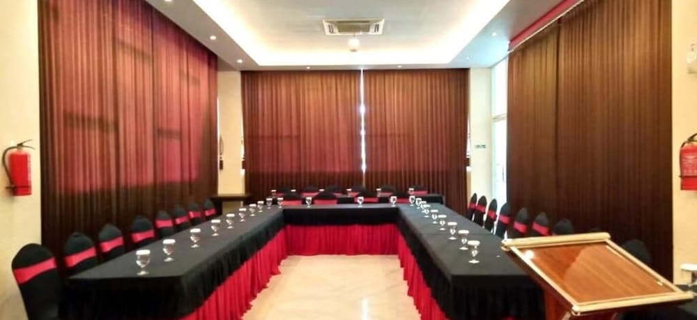 Front One Hotel Purwodadi 36/72