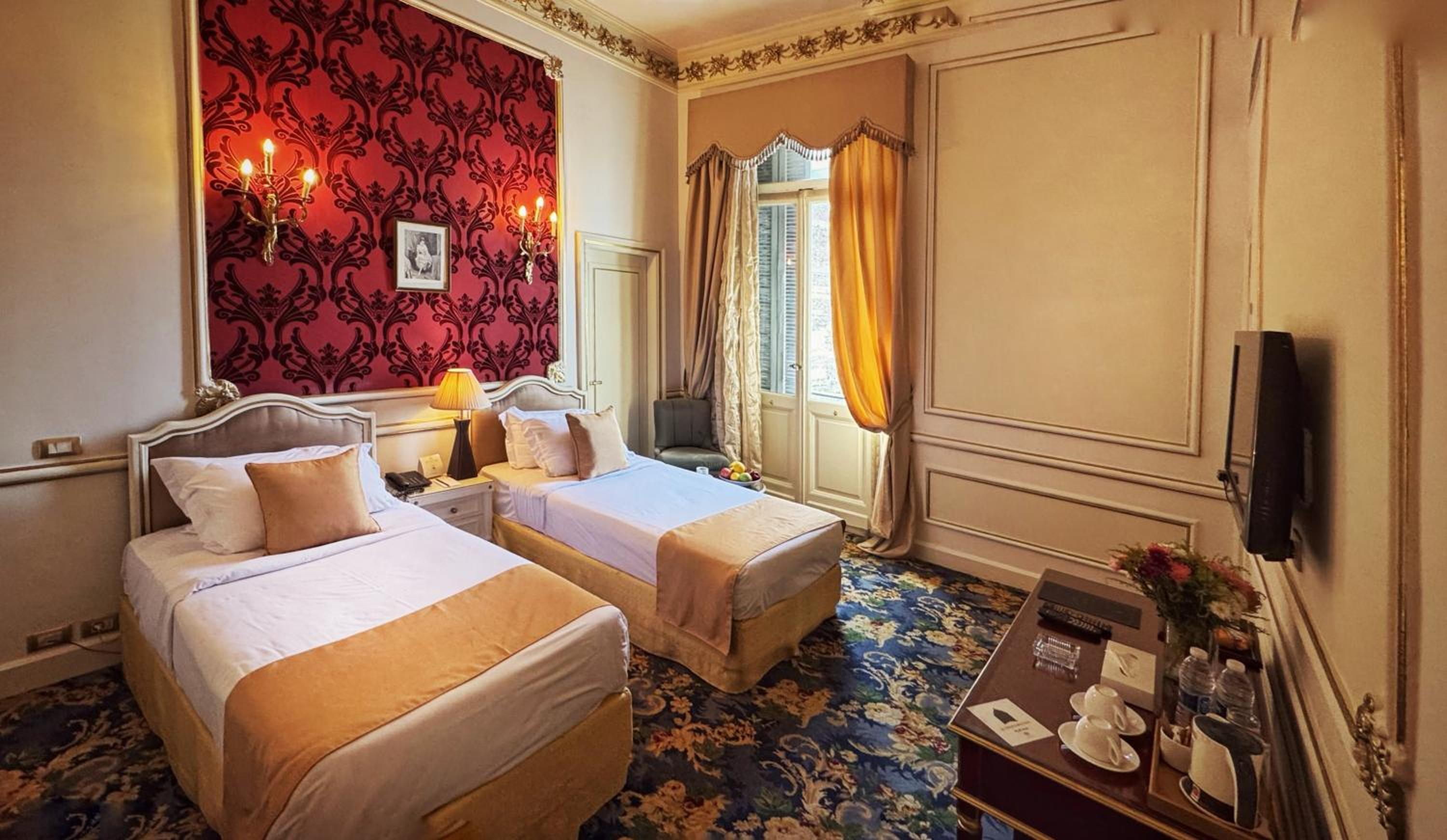 Gold, Classic, Queen Bed, City View