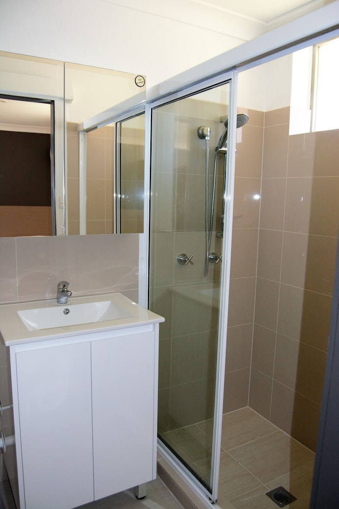 Civic Motor Inn Cowra 69/71