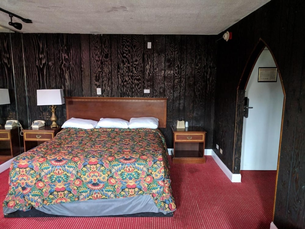 Skylark Motel 38/49