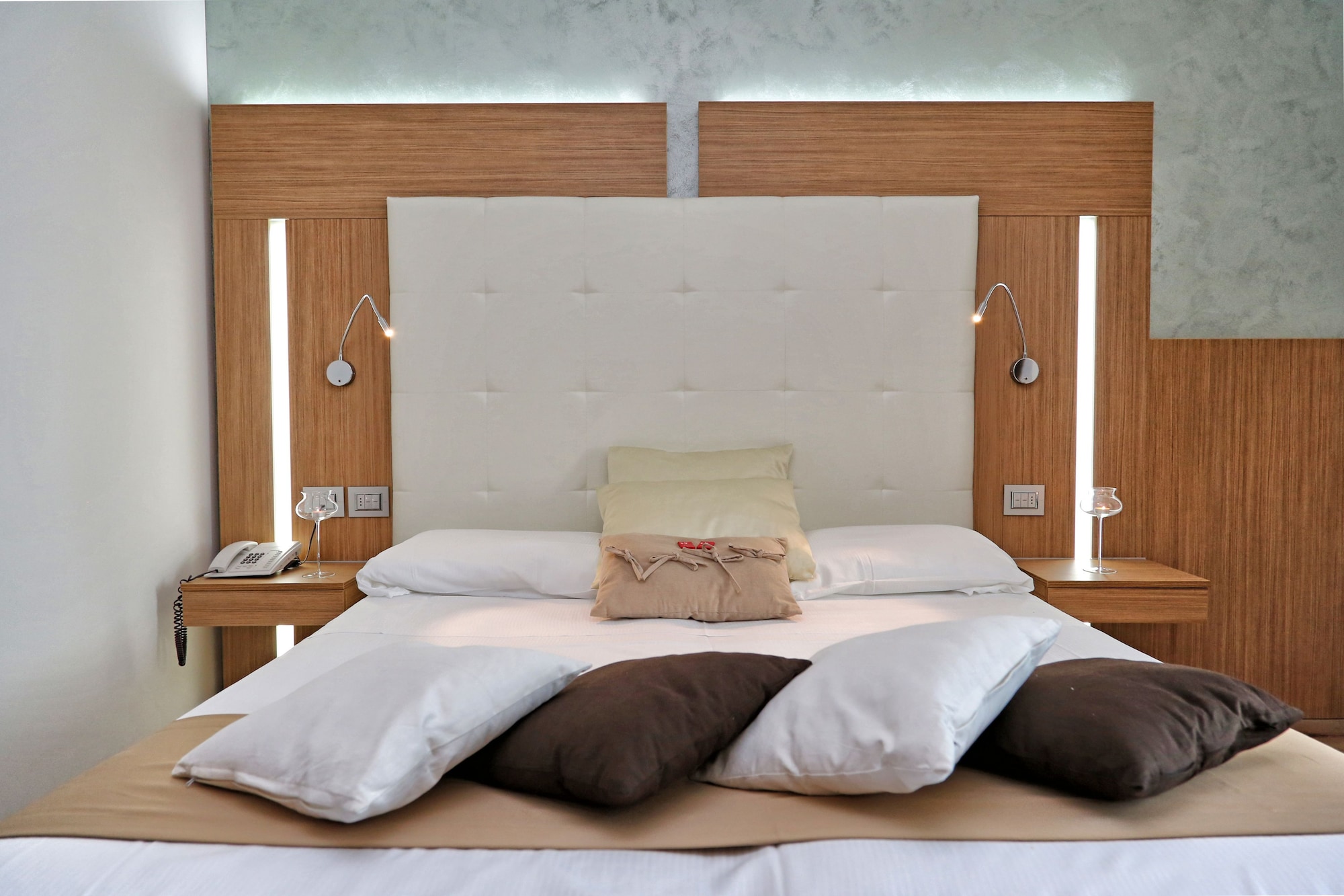 SUPERIOR, DOUBLE BED, PARTIAL LAKE VIEW, BALCONY