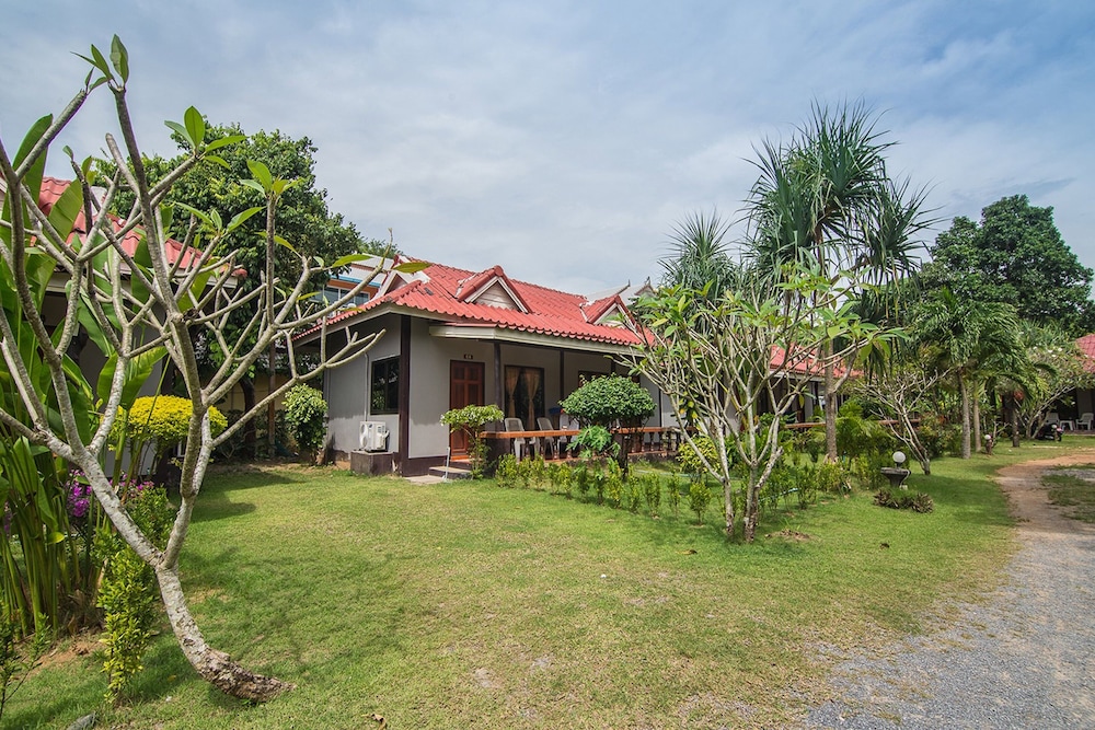 Lanta Nice Beach Resort 61/69