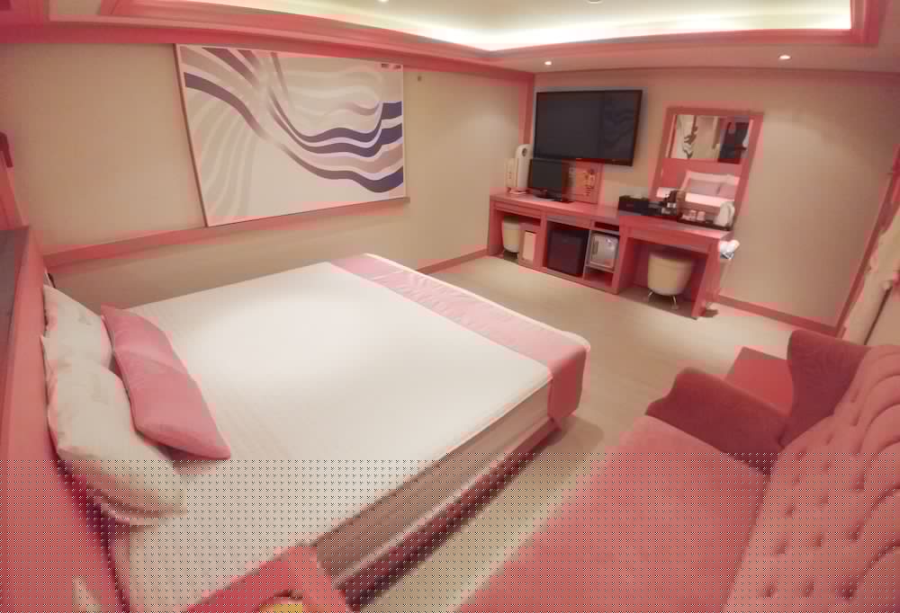 V1 Motel 4/79