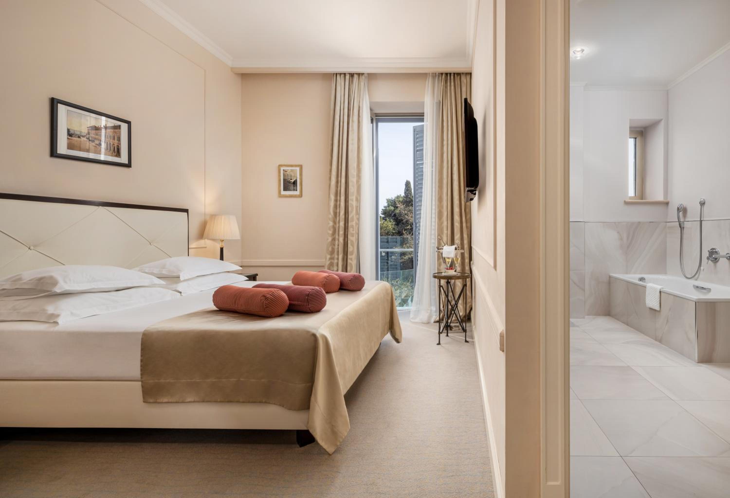 Superior, Queen Bed, Sea Side, on the Side
