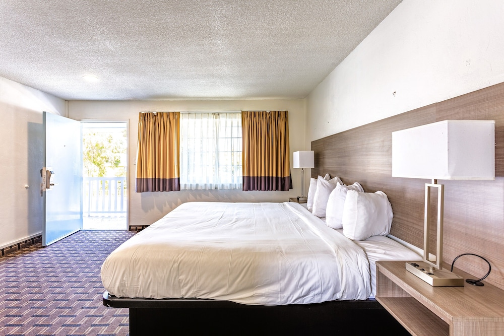 Coastal Breeze Inn Morro Bay Ca 30/47