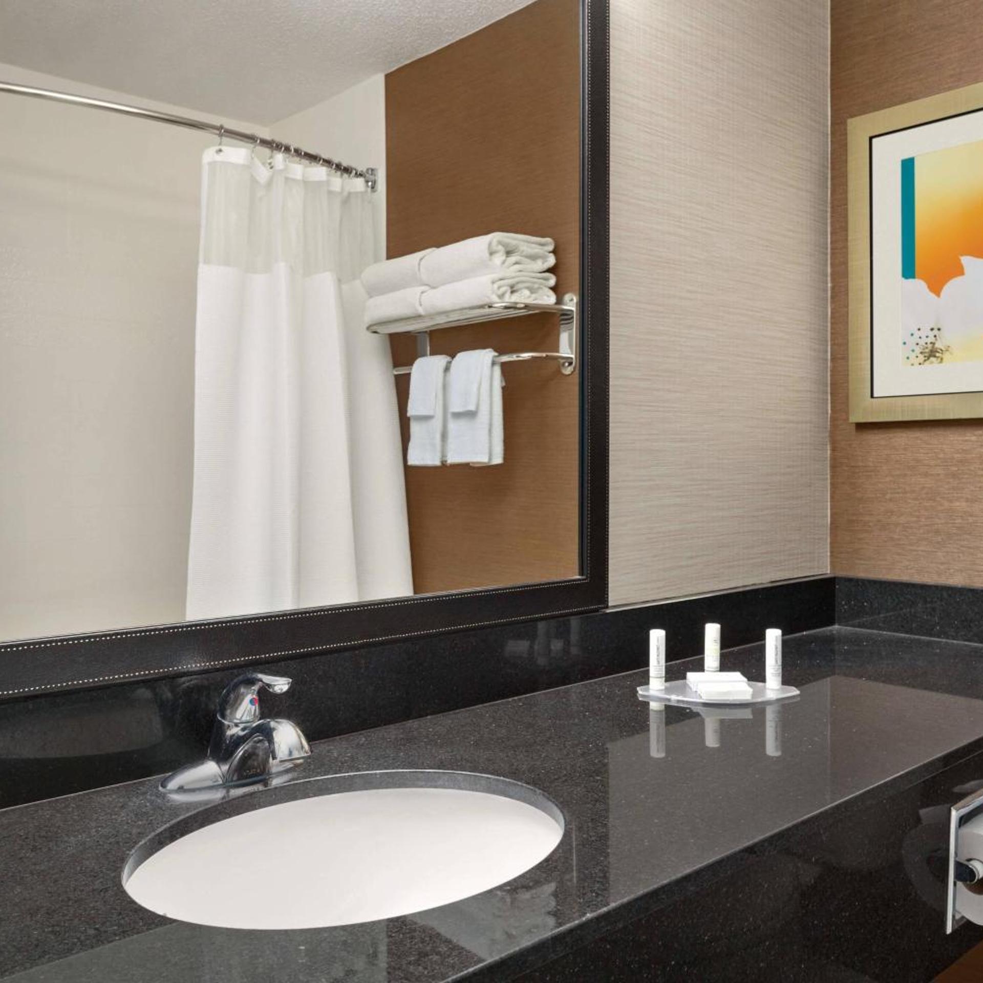 استوديو كبير بسرير كينج مع أريكة، Comfort Inn & Suites Lima Northwest 3/4