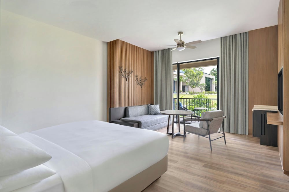 Premier, King Bed, Resort View, Balcony