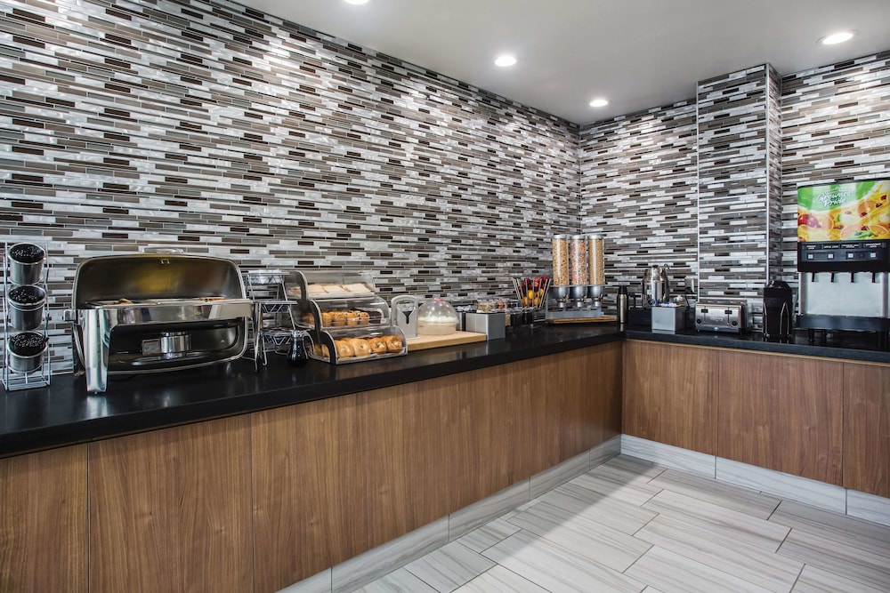 La Quinta Inn & Suites by Wyndham Winchester 2/44