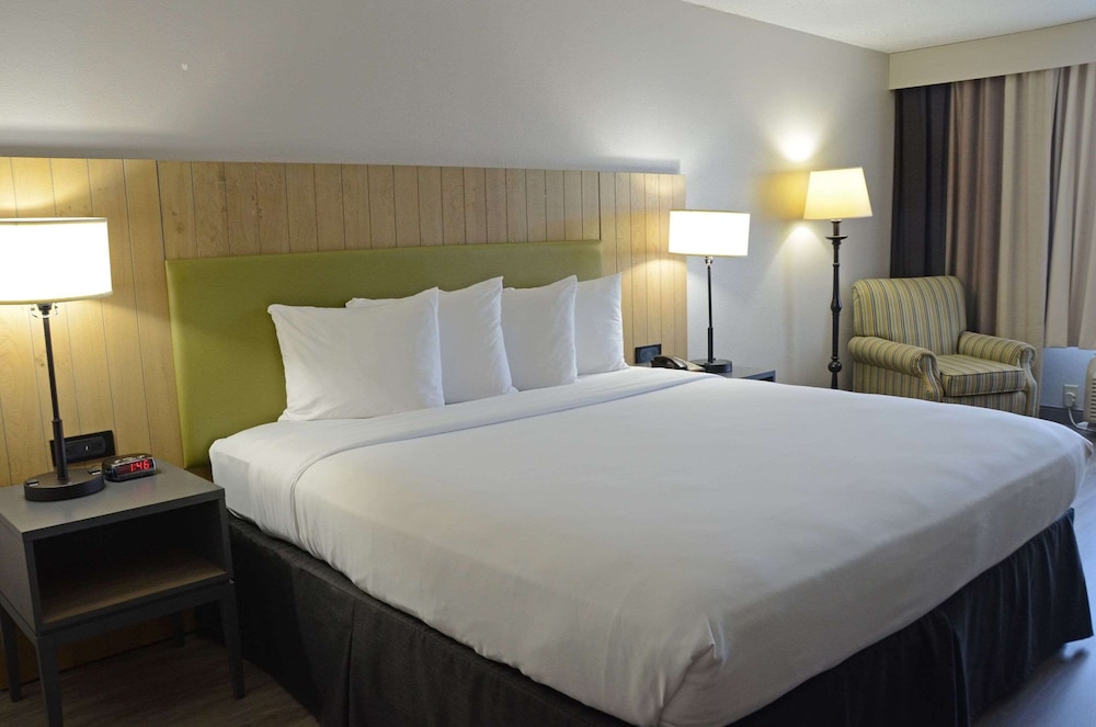 Country Inn & Suites by Radisson, Buford at Mall of Georgia, GA 11/51