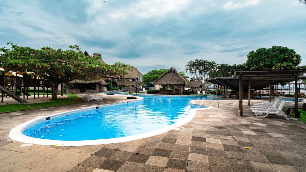 Amatique Bay Hotel 53/58