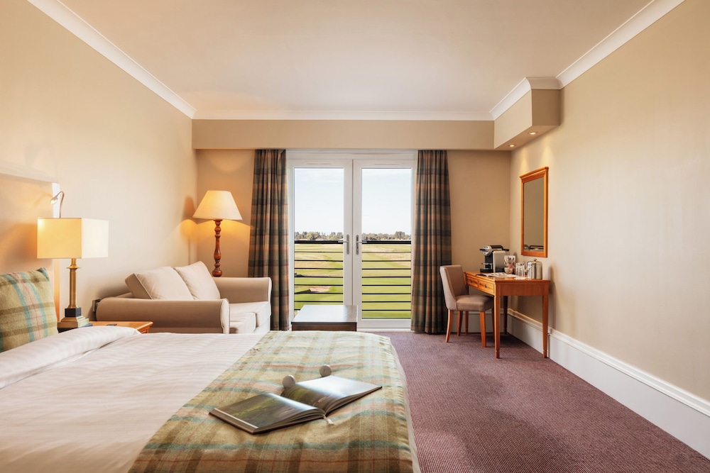 Junior Suite, King Bed, Golf Course View, Sofa