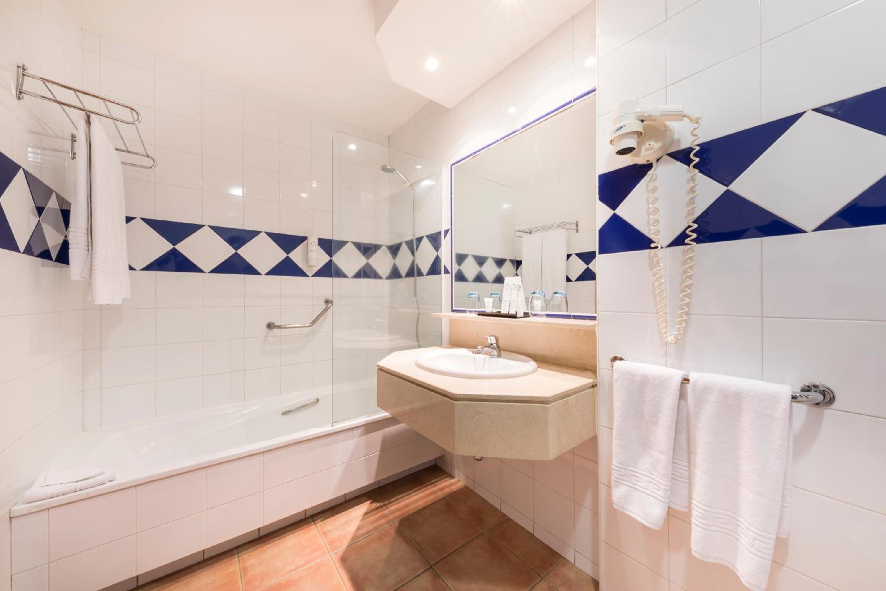 Room, Twin Beds, Lateral Side Sea View, Be Live Experience Orotava 4/4