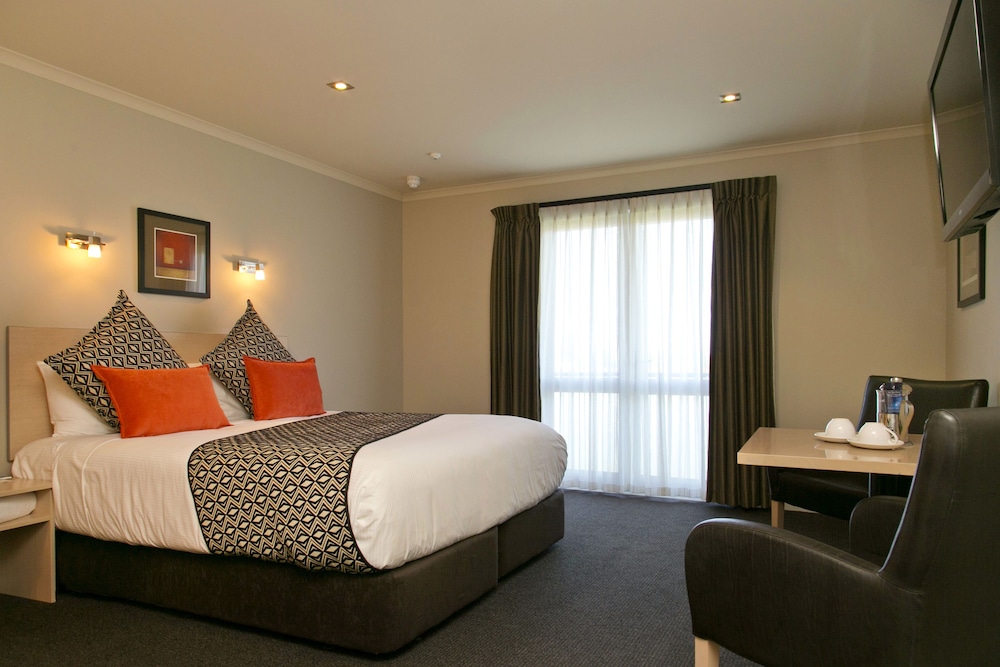 ROOM, TRIPLE, JETTED TUB