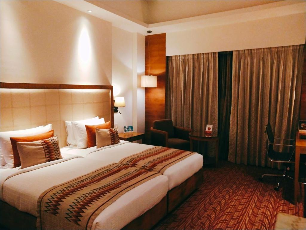 DELUXE, DOUBLE OR TWIN BED