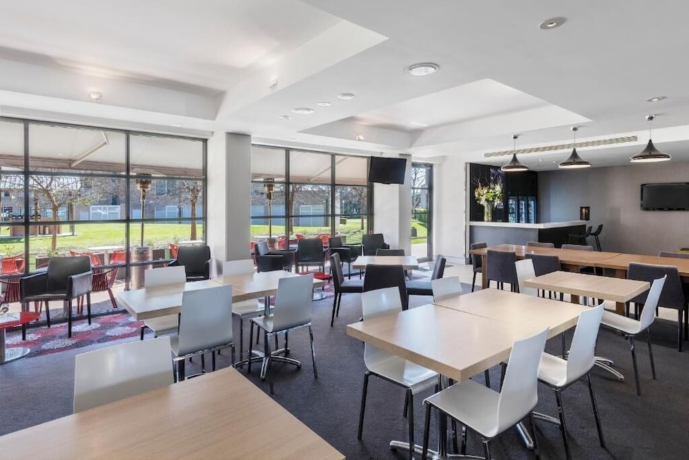 Mercure Sydney Macquarie Park 48/64