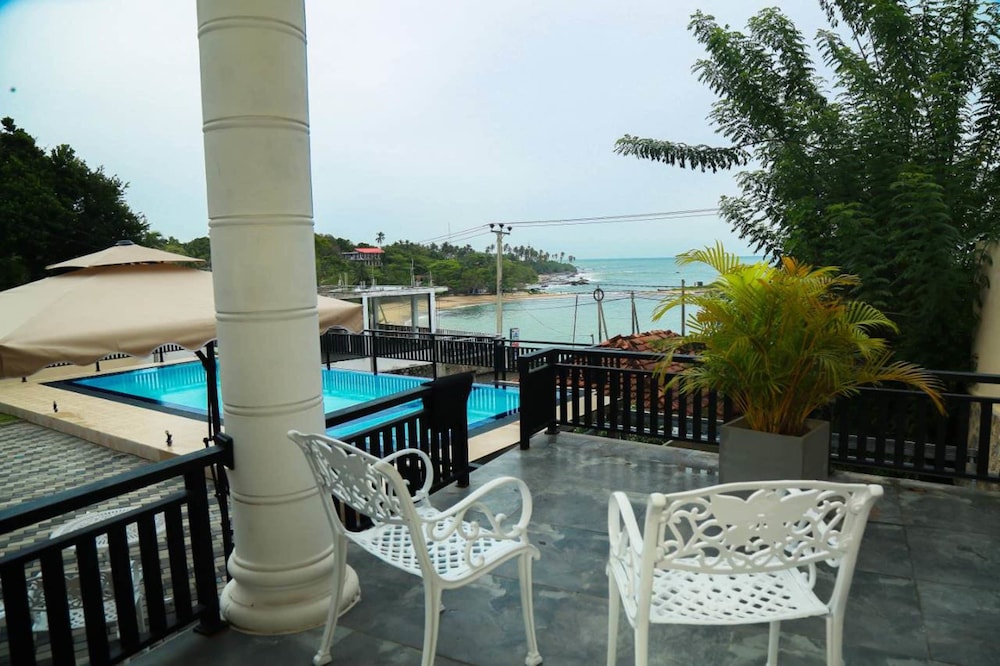 Queens Beach Hotel 30/50