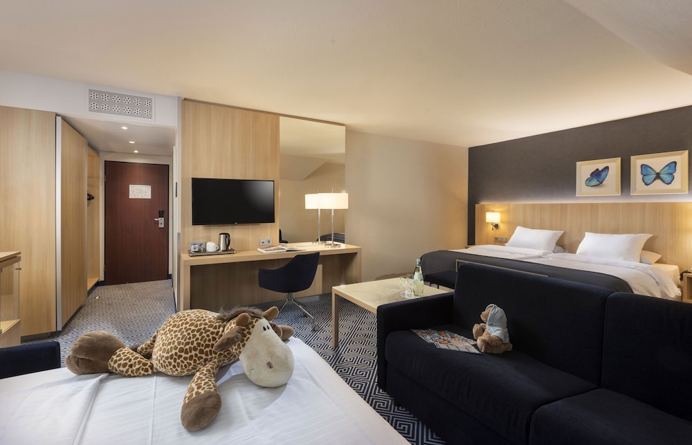 غرفة سوبيريور عائلية بسرير مزدوج مع أريكة، Maritim Hotel Wurzburg 2/3