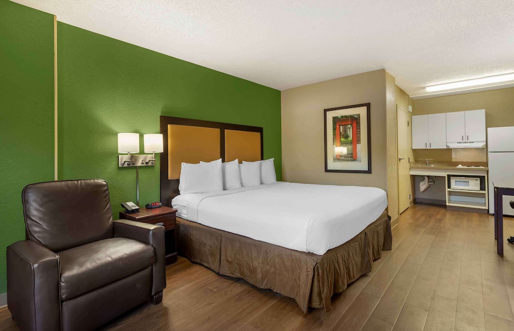 Studio 6 Suites Fresno North CA 10/56