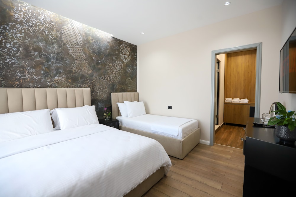 ROOM, TRIPLE, JETTED TUB