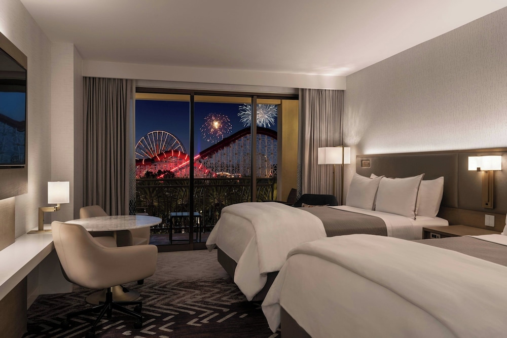 Room, 2 Queen Beds, Theme Park View, Balcony