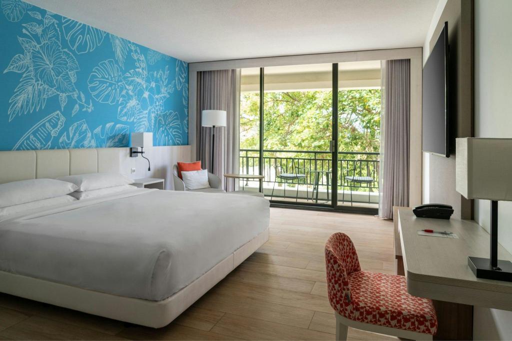 Guest Room, King Bed, Partial Ocean View, Balcony