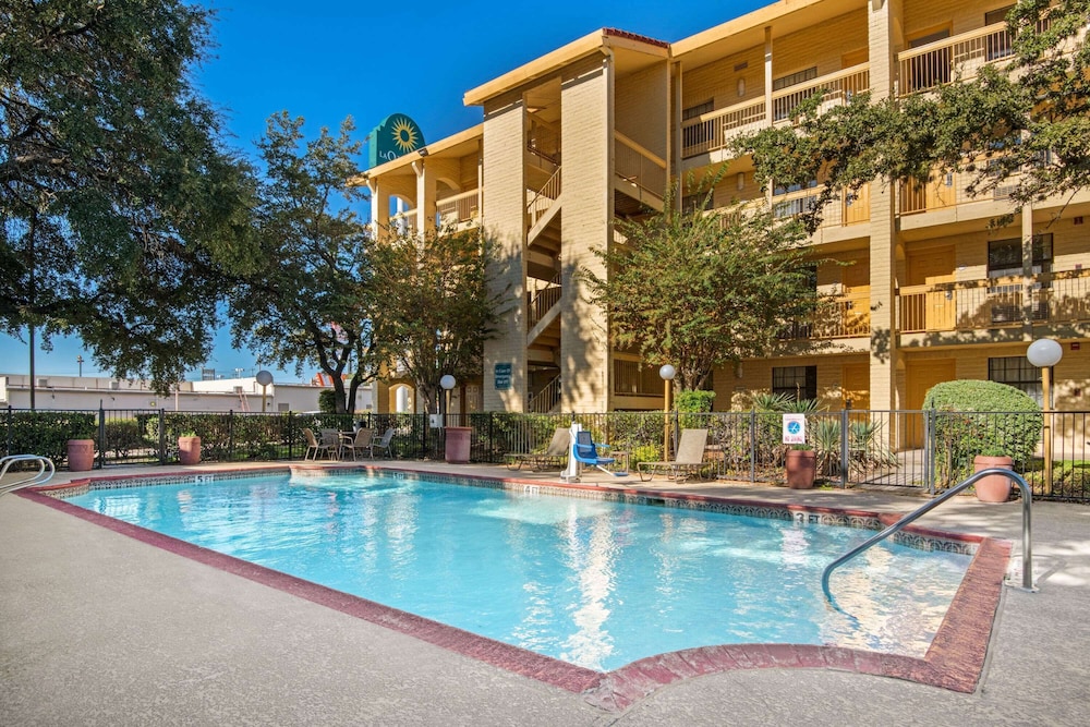La Quinta Inn by Wyndham San Antonio I-35 N at Toepperwein 4/32