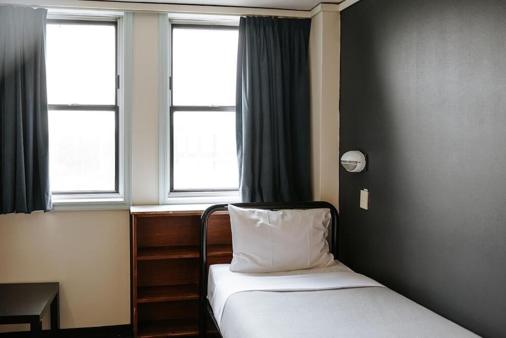 ROOM, SINGLE, SHARED BATHROOM