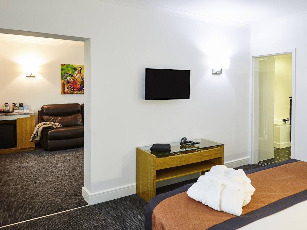 Mercure St Helens 30/50