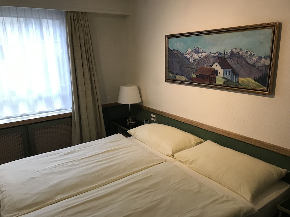 ROOM, TWIN BEDS