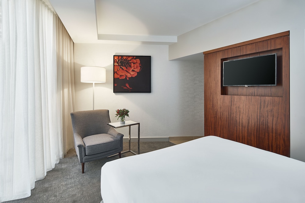 ROOM, QUEEN BED