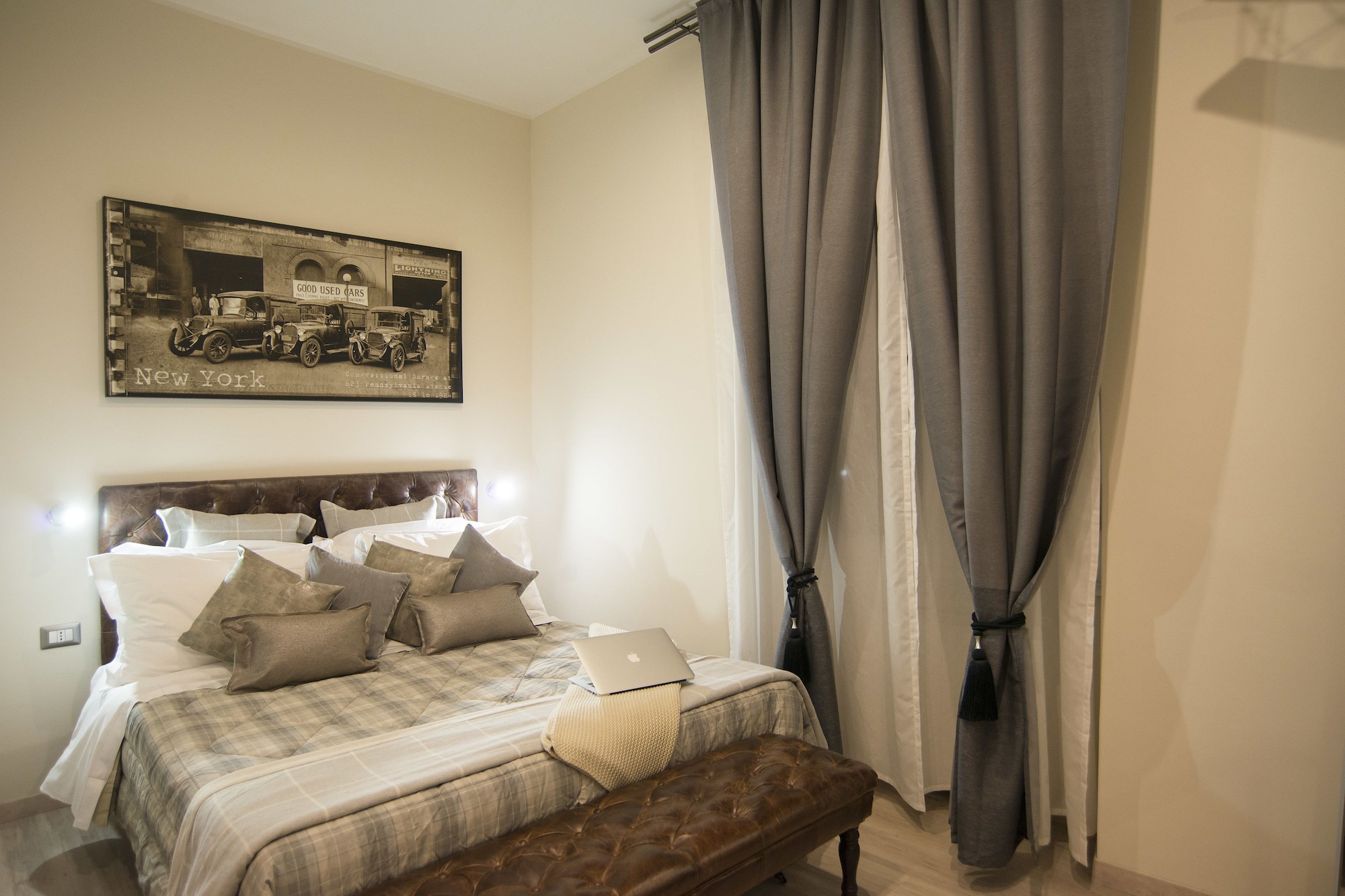 ROOM, DOUBLE BED