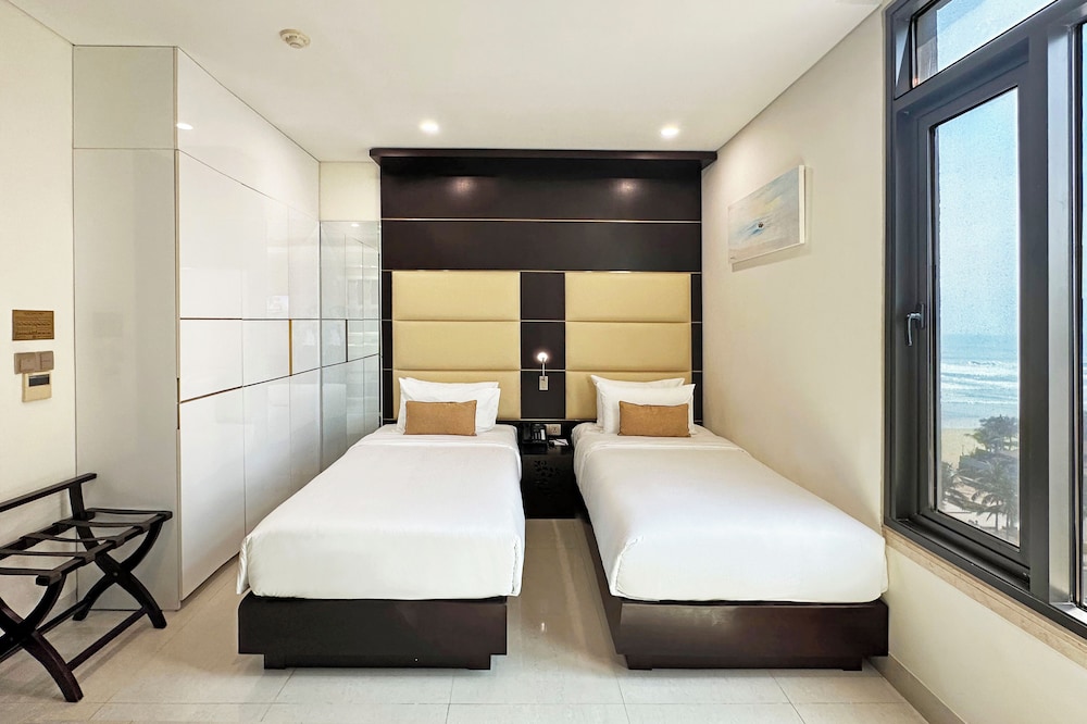 Deluxe, Twin Beds, City View, Holiday Beach Hotel Danang 2/10
