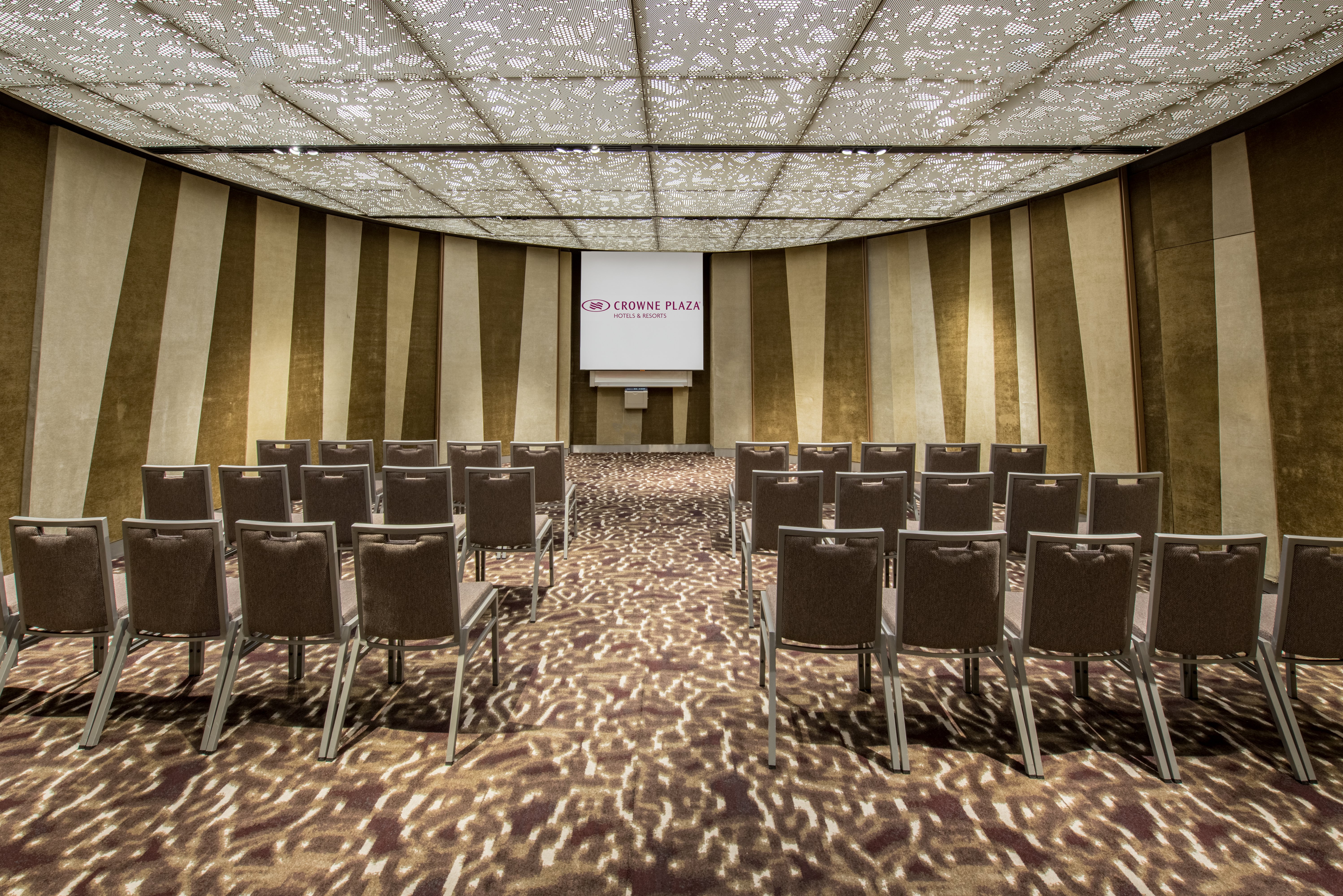 Crowne Plaza Changi Airport Hotel 68/81